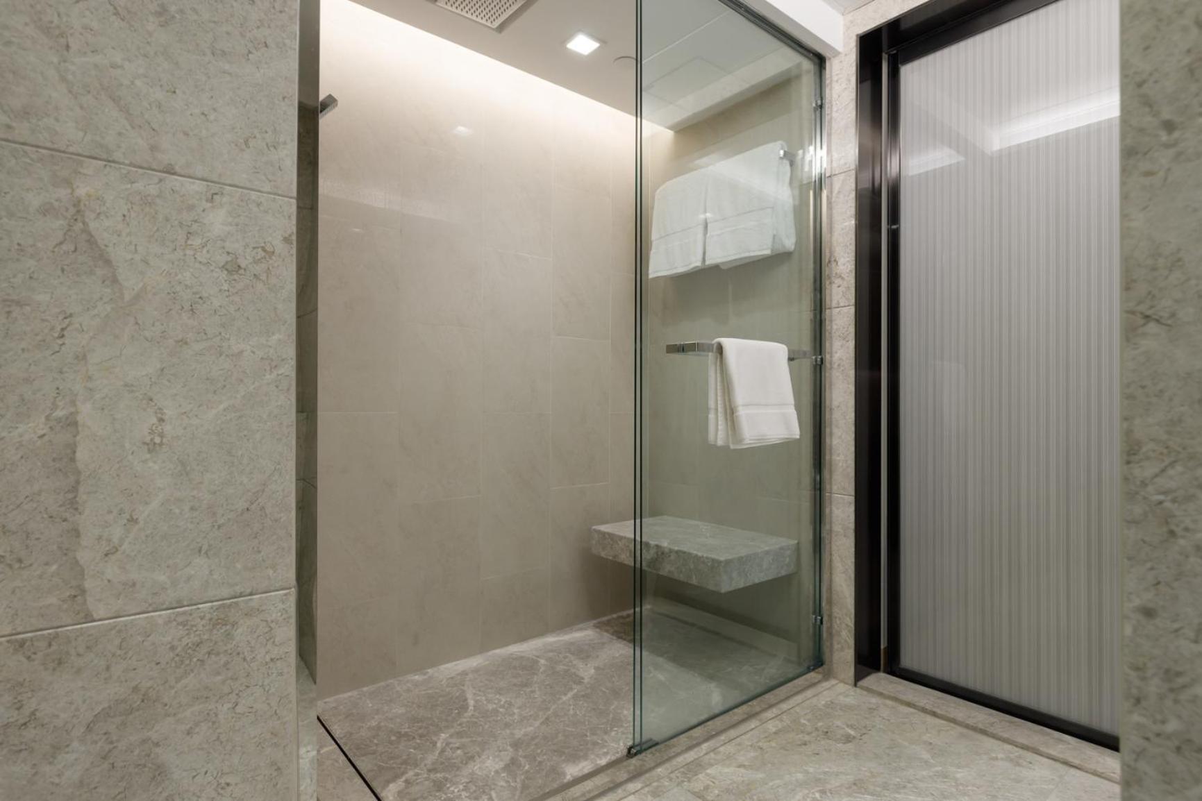 New World Millennium Hong Kong Hotel Eksteriør bilde A shower enclosure